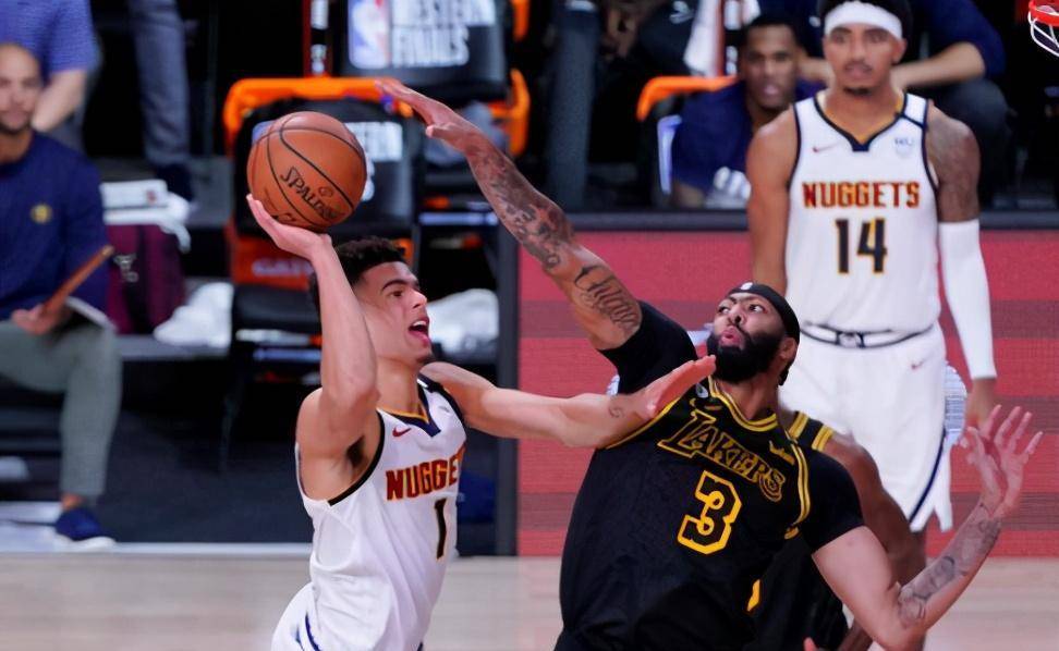 赛后突围战来临，夏洛特黄蜂围绕法甲绝杀压哨，气氛紧张，轮换策略成焦点 