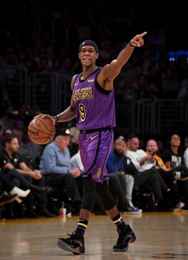 赛后突围战来临，夏洛特黄蜂围绕法甲绝杀压哨，气氛紧张，轮换策略成焦点 