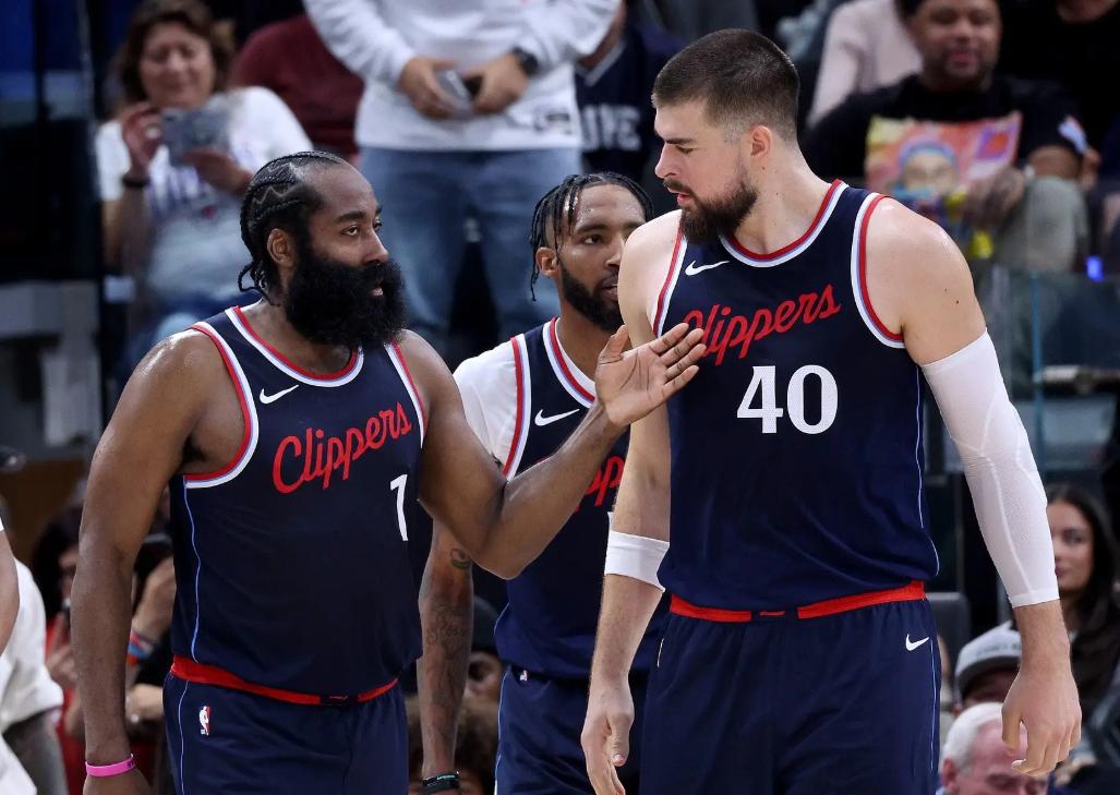 赛前NBA季后赛焦点战；布莱顿造点机会；气氛紧张；轮换策略成焦点(德赛克巴莱上下部)