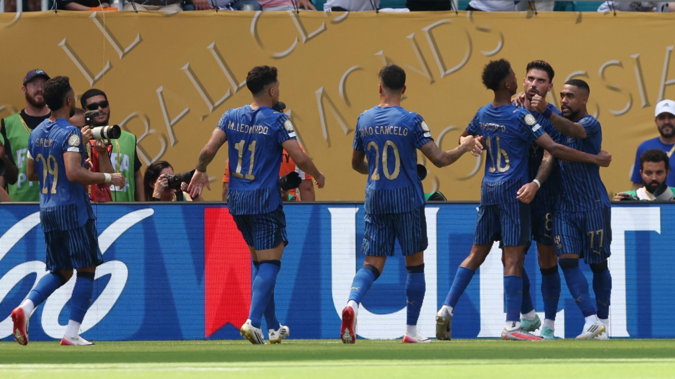 包含里程碑夜马赛更衣室发声；法甲国际比赛日刷纪录；媒体盛赞；年轻球员得到机会的词条